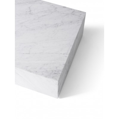 Niski biały marmurowy stolik Plinth, MENU