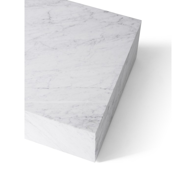 Niski biały marmurowy stolik Plinth, MENU